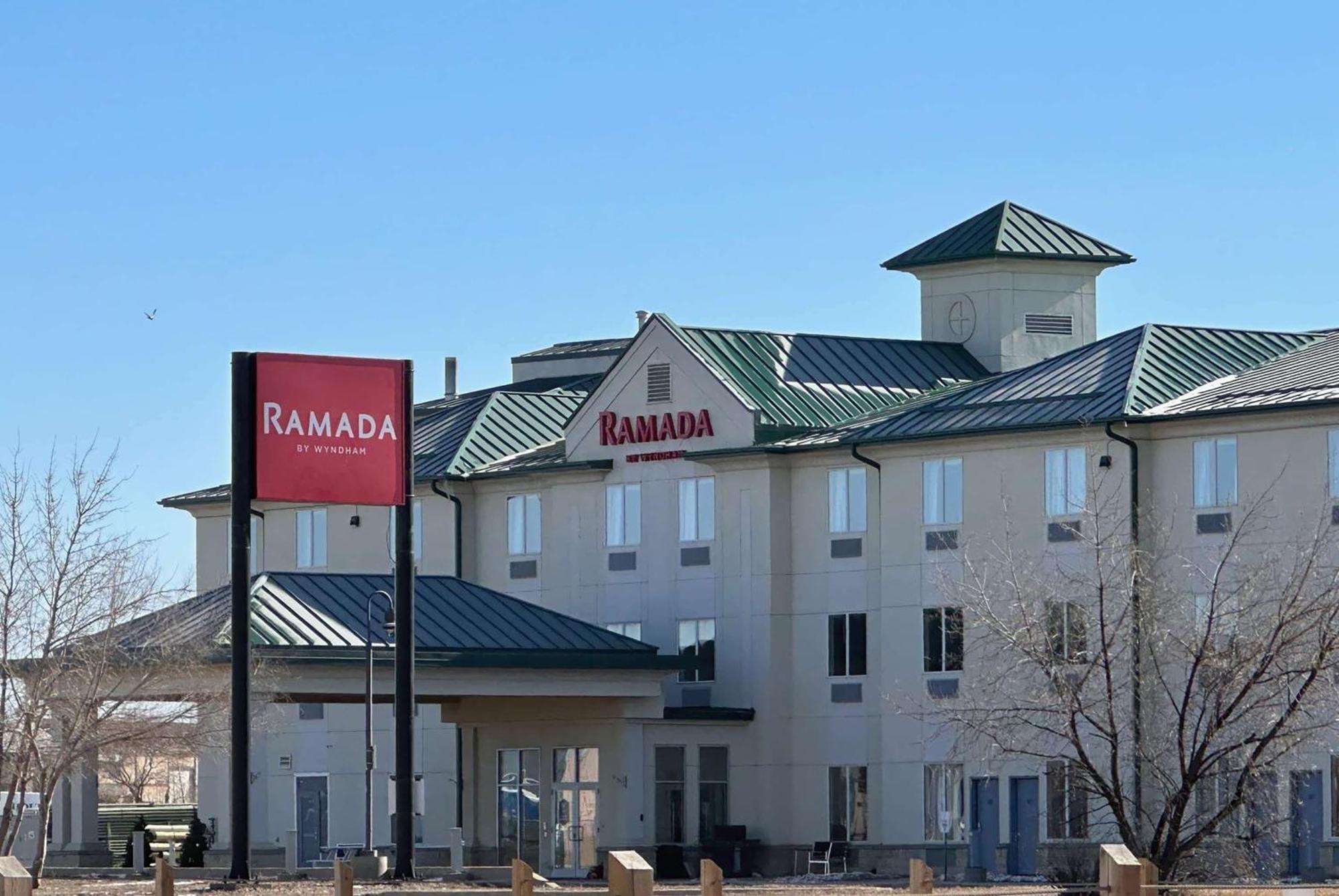 Ramada By Wyndham Estevan Экстерьер фото