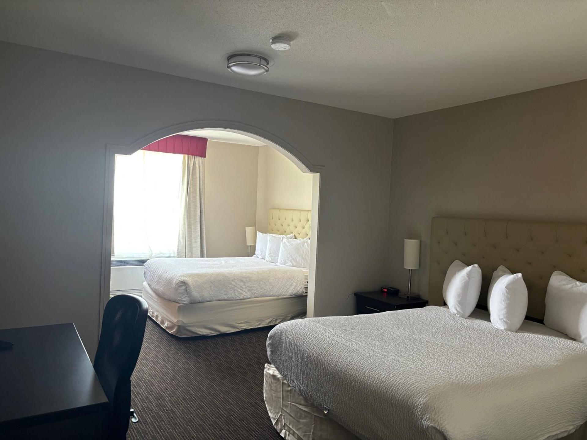 Ramada By Wyndham Estevan Экстерьер фото
