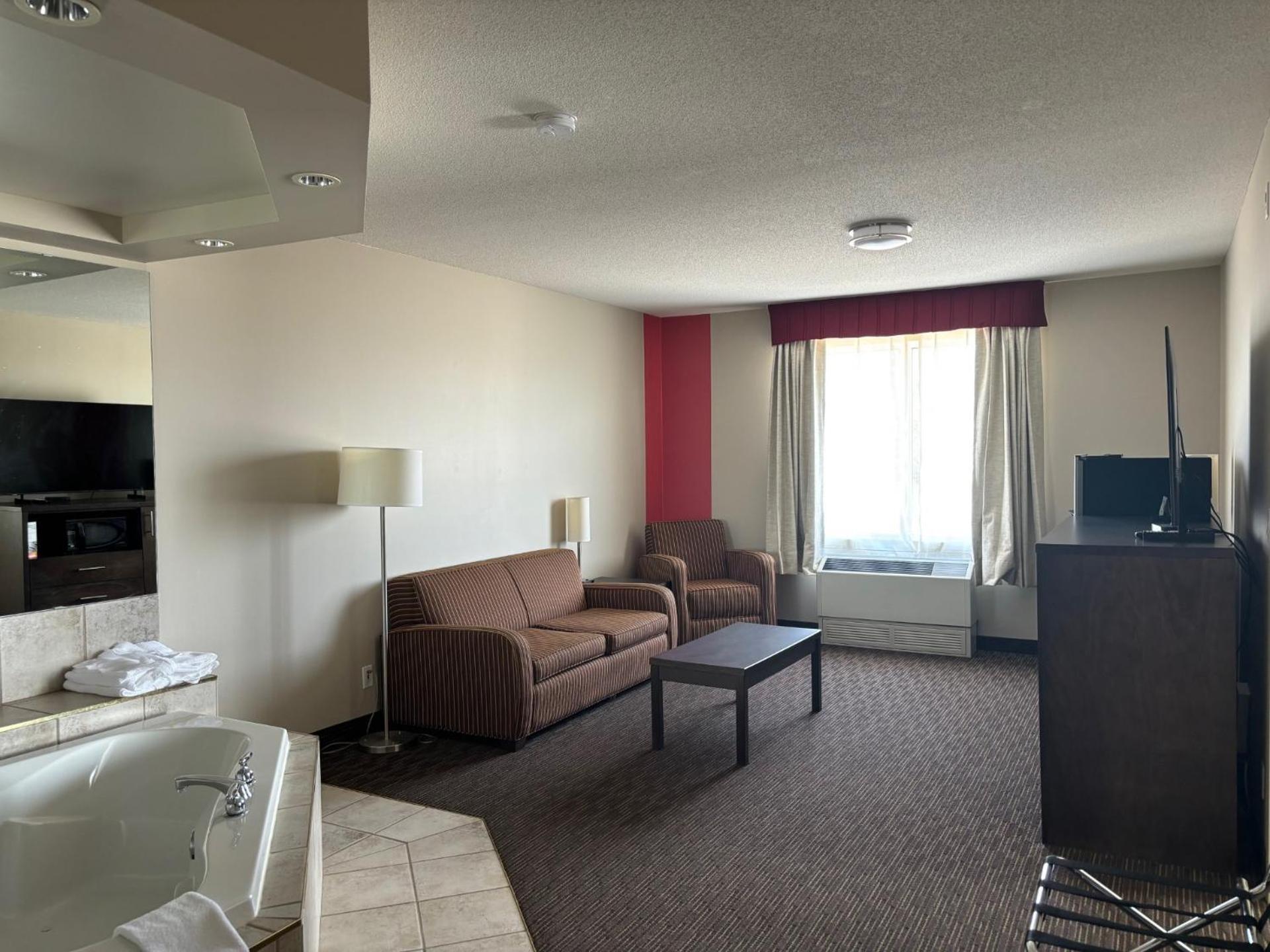 Ramada By Wyndham Estevan Экстерьер фото
