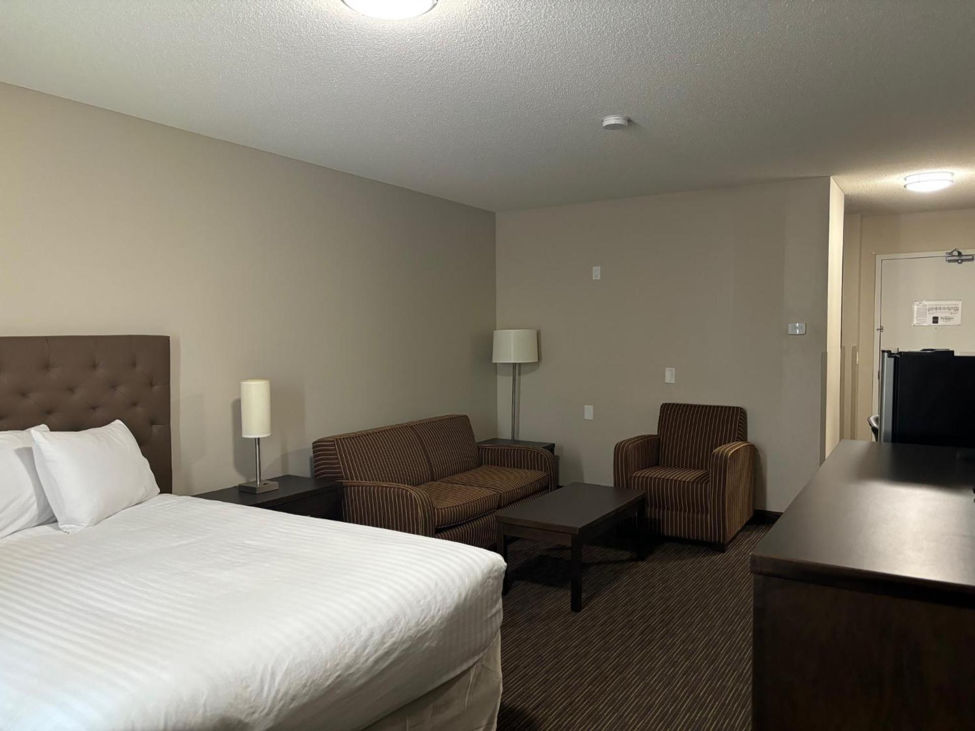 Ramada By Wyndham Estevan Экстерьер фото