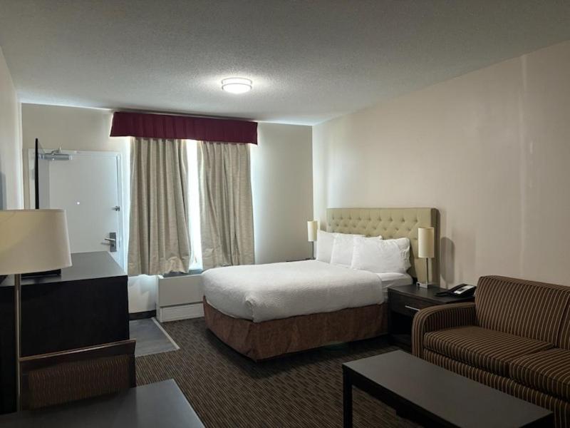 Ramada By Wyndham Estevan Экстерьер фото