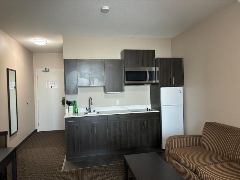Ramada By Wyndham Estevan Экстерьер фото