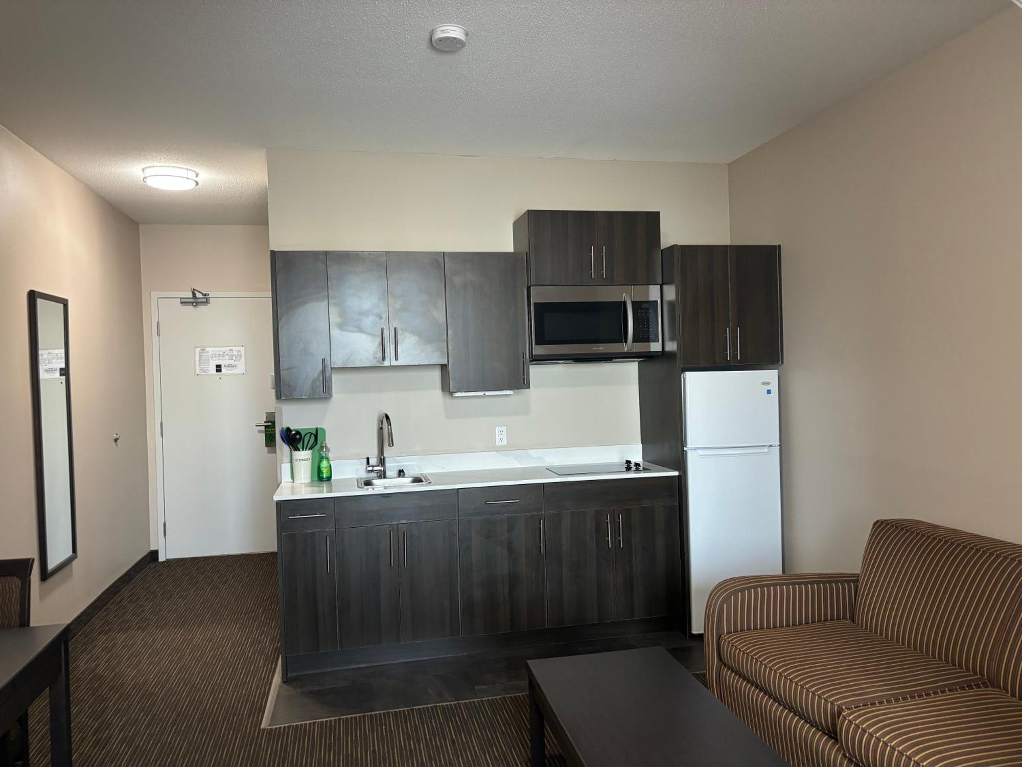 Ramada By Wyndham Estevan Экстерьер фото