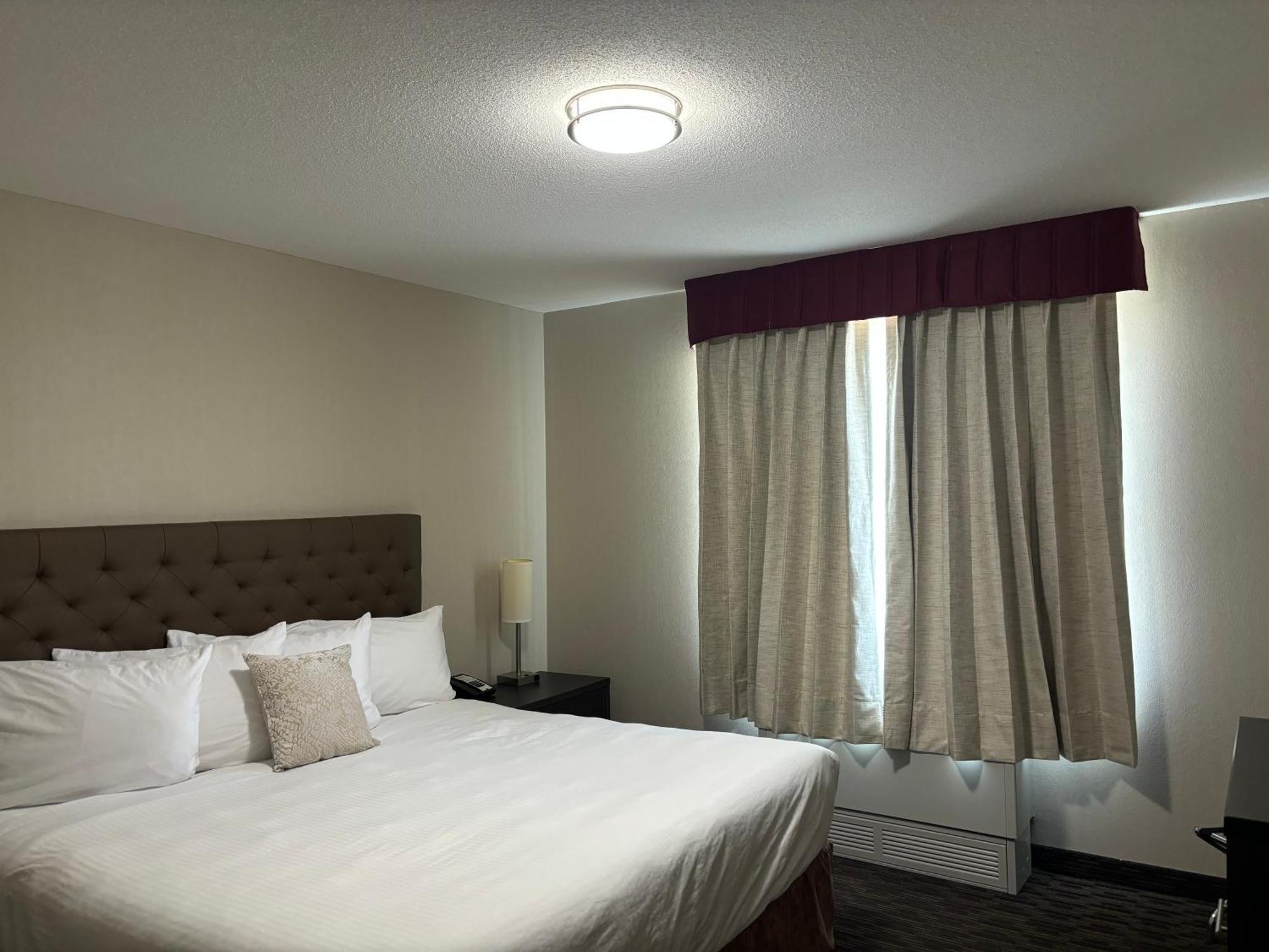 Ramada By Wyndham Estevan Экстерьер фото